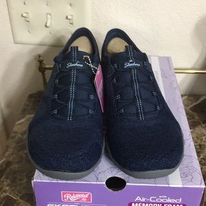 A beautiful pair f women Skechers shoes, size 10.  Rand new, color is blue